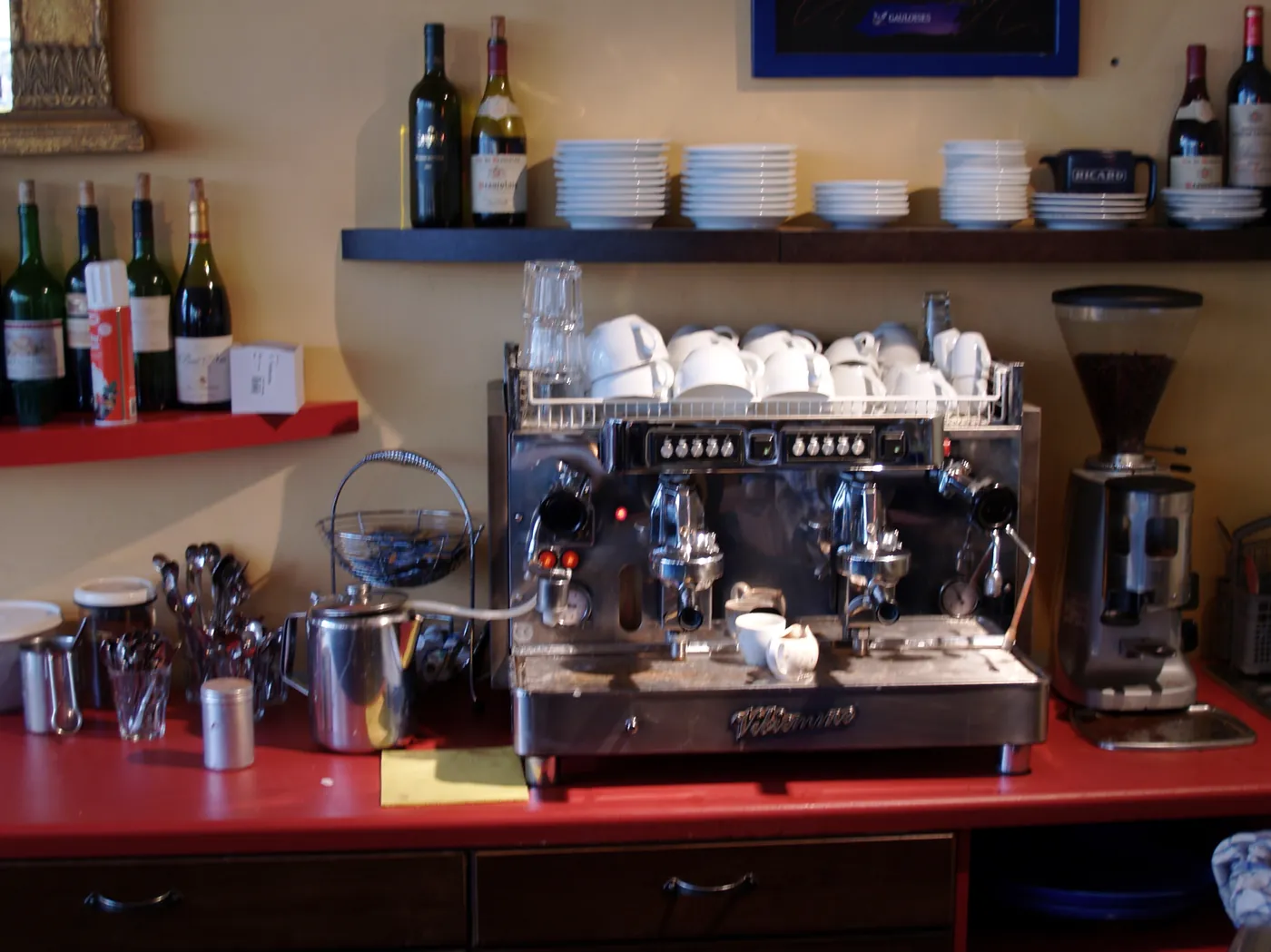 Home espresso machine pulling a shot