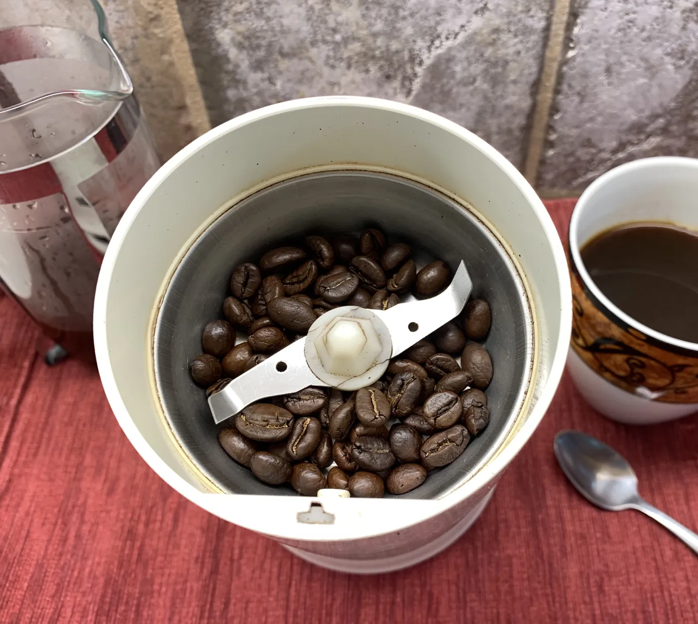 Burr coffee grinder with freshly ground beans